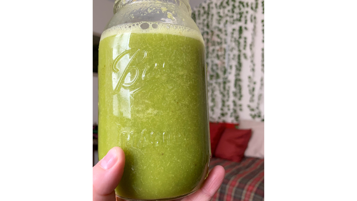 Green smoothie in mason jar